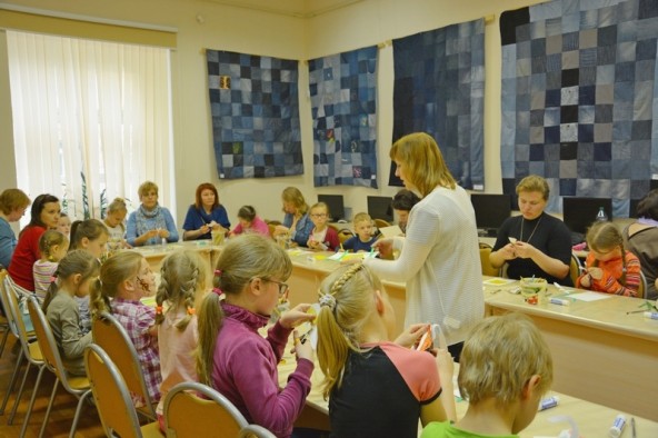 Член профсоюза Санина Н.В. ведет мастер-класс для детей